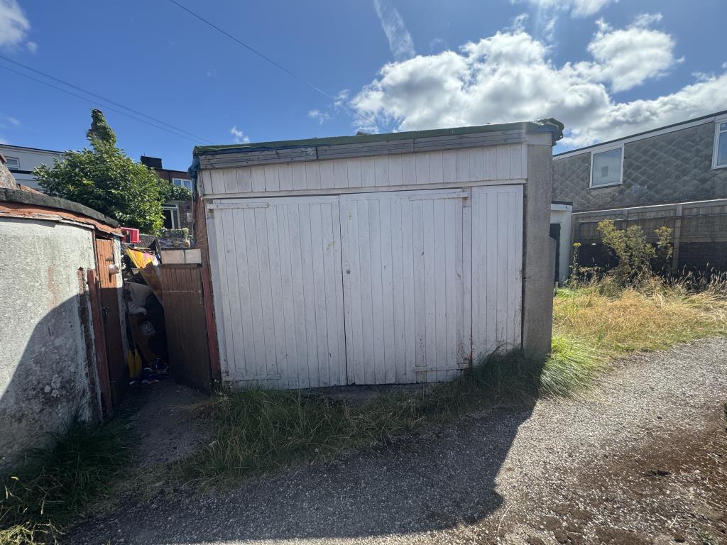Lot: 24 - MIXED USE INVESTMENT - Garage